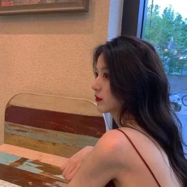 危机中的女人封面